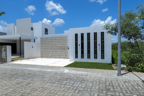Venta De Casa Residencial En Temozón, Mérida