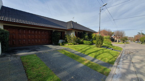 Venta - Chalet Cuatro Ambientes Con Garage Y Patio - Viamonte 4390