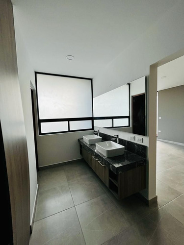 Estrena Casa En Lomas De Juriquilla, 4 Recamaras, Una En Pb, 4 Baños, Jardín