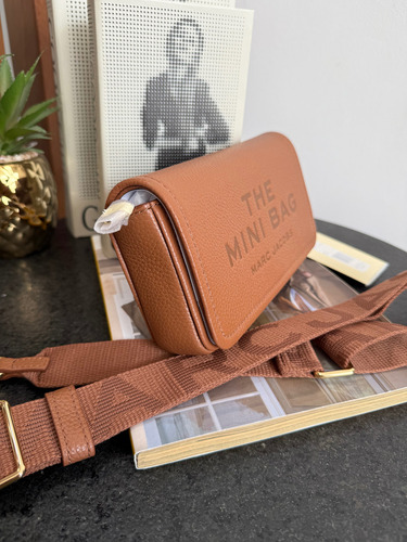Bolsa Marc Jacobs The Leathermini Bag Acabado De Los Herrajes Oro Color Camel Correa De Hombro Camel Diseño De La Tela Lisa