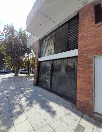 Oficina / Local En Esquina 2 Plantas + Espacio Aéreo. Posibilidades De Ampliación!