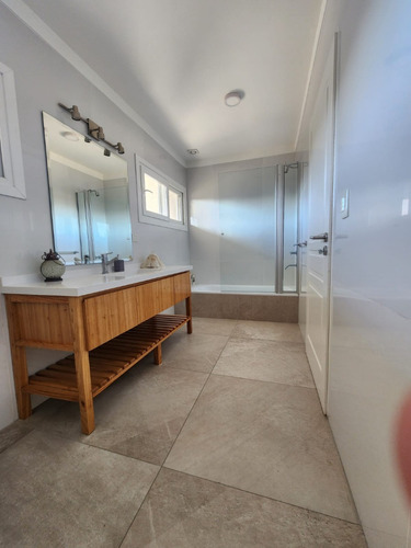 Casa En Venta Con Fondo A La Laguna En Canning