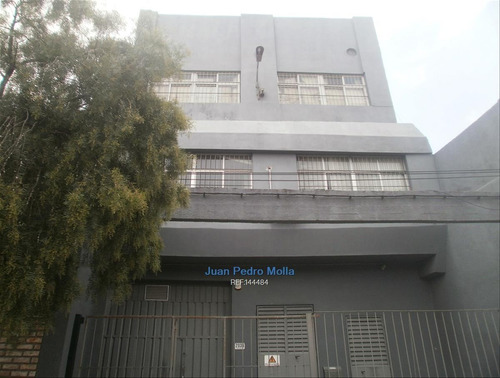 Venta De Galpón En La Comercial, Montevideo