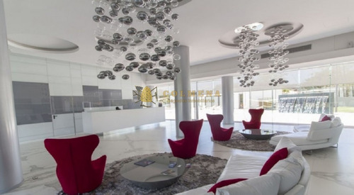 Apartamento Muy Cerca De La Peninsula Y De La Playa, Cuenta Con 2 Dormitorios, 2 Baños, Living-comedor, Cocina , Terraza Y Garaje.- Ref: 1911