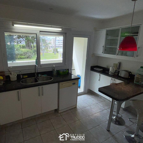 Imagen 8 de 13 de Venta - Destacable Departamento En Venta En Playa Mansa A Una Cuadra Del Mar. 4 Dormitorios En Suite.