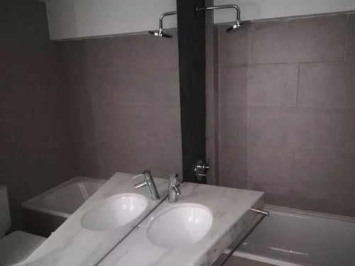 Imagen 9 de 15 de Departamento De 3 Dormitorios Dúplex Con Patio En Pichincha