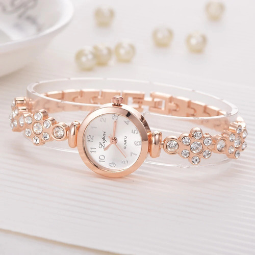 Relógio Feminino Dourado Quartz Pulseira Com Pedras E Flor Cor do fundo Branco