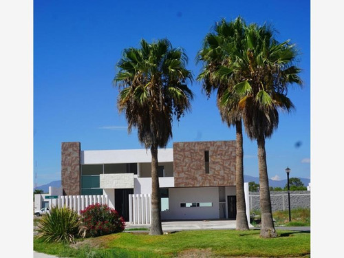 Imagen 1 de 12 de Casa Sola En Venta Albatros Residencial