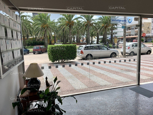 Local Comercial De Tres Pisos En El Corazón De La Península De Punta Del Este- Ref: 30685