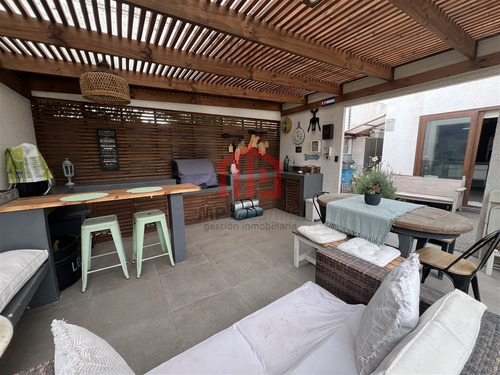 Linda Casa Moderna En Excelente Estado En Lomas De Montemar.