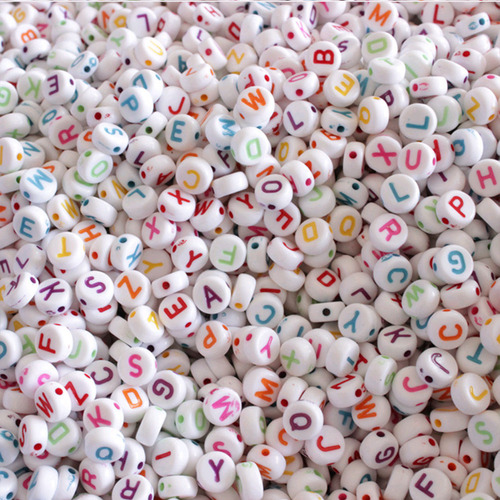 100 Abalorios Acrílicos Coloridos Con Letras Redondas