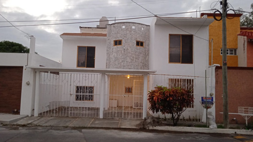 Casa En Venta En Fracc Tampiquera, Casa De Dos Niveles Con 4 Recámaras En Fracc. La Tampiquera, A Solo 700 Metros De La Playa Vicente Fox En Boca Del Río, Veracruz.