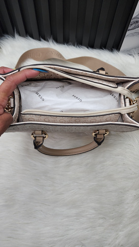 Bolsa Guess Sg938022 Nueva 100 % Original Con Etiqueta Beige Estampado Oro Beige
