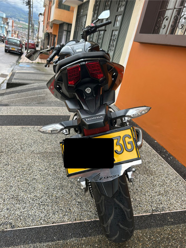 Se Vende Moto Honda Cb 190r Año 2022, Con Accesorios