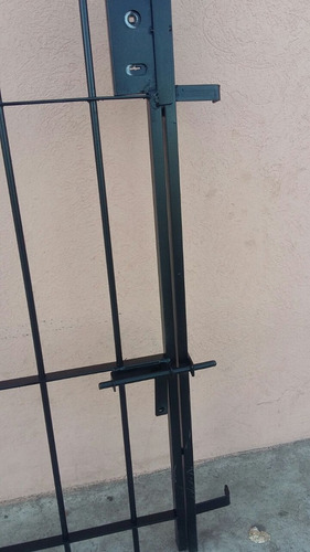 Imagen 2 de 4 de Puerta Reja Hierro Redondo Del 12, Dos Pasadores Y Cerradura