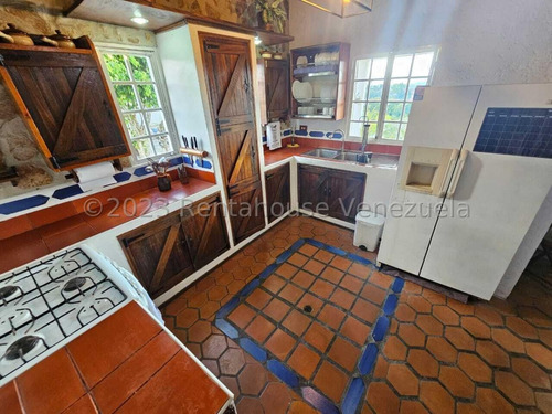 Bella Casa Tipo Chalet Holandés En Venta San Antonio De Los Altos 24-9993 Edf