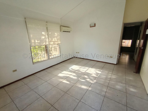 En Venta Hermosa Casa Con Anexo Y Amplio Jardín En Santa Paula