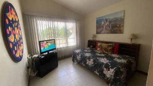 Josefina Toledo: Casa En Venta En Altos De Guataparo, 792m², Bellas Y Amplias Áreas Verdes, Planta 100% , Alta Seguridad, 269250