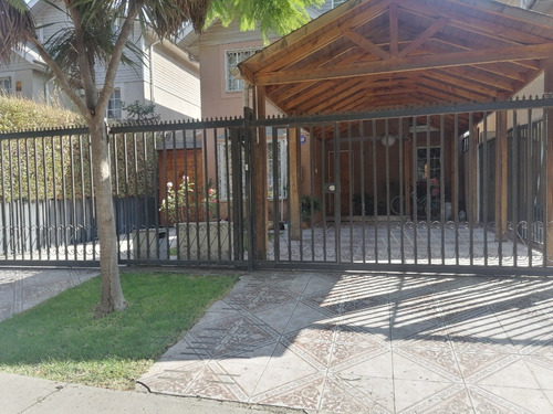 Casa Aislada De 3 Pisos, En El Rosal, Con 3 Estacionamientos