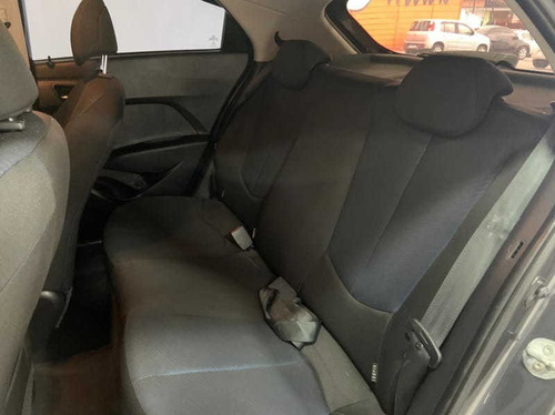 Imagem 8 de 8 de Hyundai Hb20 Comfort Plus 1.6 Flex 16v Mec. 2015
