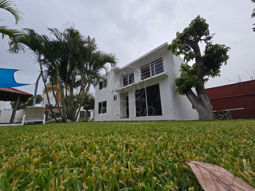 Casa En Venta En Anenecuilco De Dos Niveles