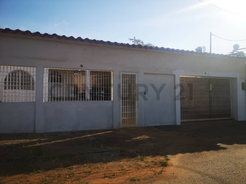 Amplia Casa Con Terreno En La Guarina, Sector Guatamare, La Asuncion