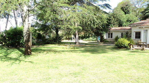 Amplia Casa En Zona Ideal Para Vivir Todo El Año- Ref: 2082