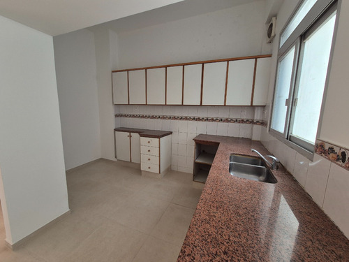 Amplio, 4 Habitaciones, 2 Baños. Garage. Impecable. Para Empresa