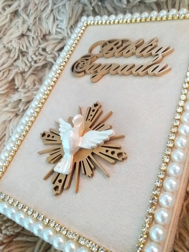 Imagem 3 de 10 de Bíblia Decorada Católica Matelasse Bege Blindados Por Jesus
