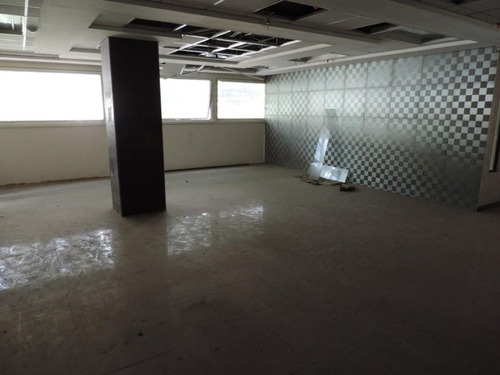 Edificio Ideal 24-18672 Para Funcionamiento De Clínica Y Oficinas En La Urbina