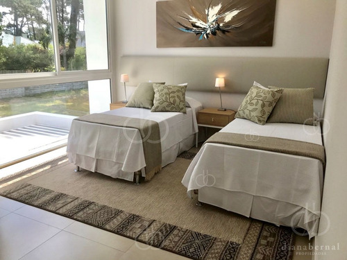 Imagen 9 de 26 de Casa En Mansa,barrio Privado, Punta Del Este, 4 Dormitorios Y Piscina Climatizada.
