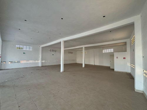 Renta De Local Comercial En Av. Principal En Planta Alta