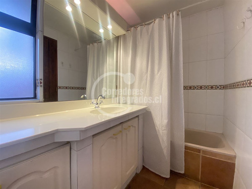 Casa En Venta De 7 Dorm. En Vitacura Santa María.san Benito.