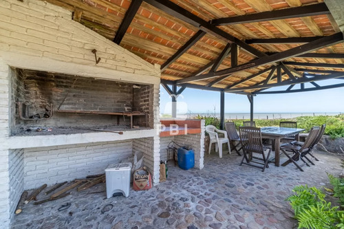 Casa En Primera Línea Al Mar - Ref : Pbi3194
