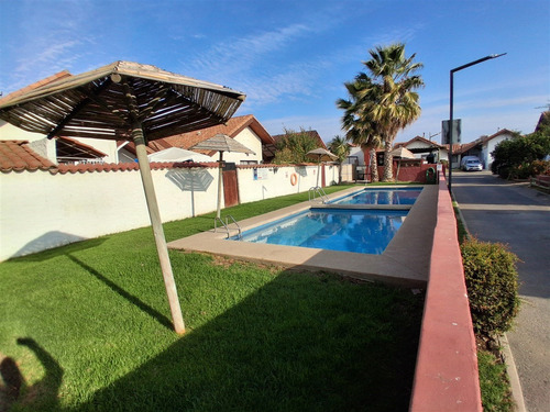 Casa En Venta De 4 Dorm. En Limache
