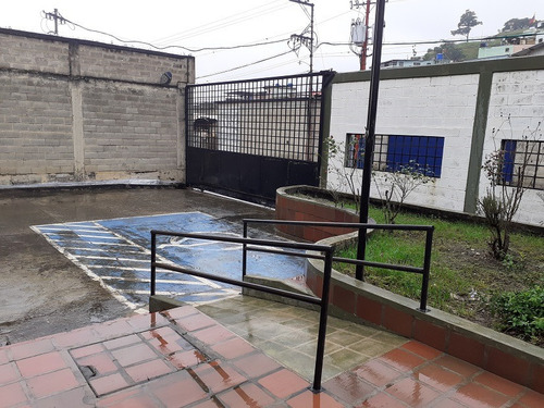 Edificio Dos Niveles En Zona Industrial Los Tres Puentes, El Tambor, Los Teques, Excelente Accesibilidad