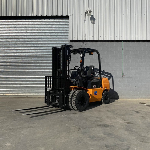 Imagen 9 de 12 de Autoelevador 2500kg 2.5 Toneladas Triple Torre 4.5m Duales