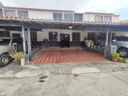 Casa En Venta Zona Este De Barquisimeto 24-5119 App