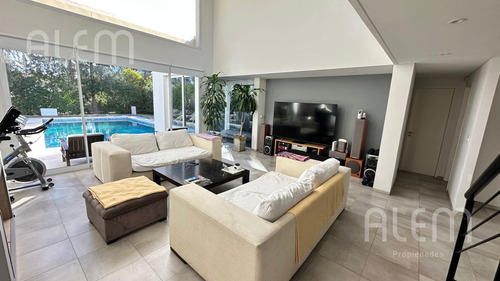 Casa En Venta En Malibu Canning