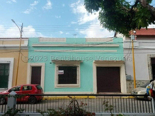 Casa En Venta Estilo Colonial Excelente Ubicacion Estrategica, Akmg  La Pastora Centro De Valencia Carabobo