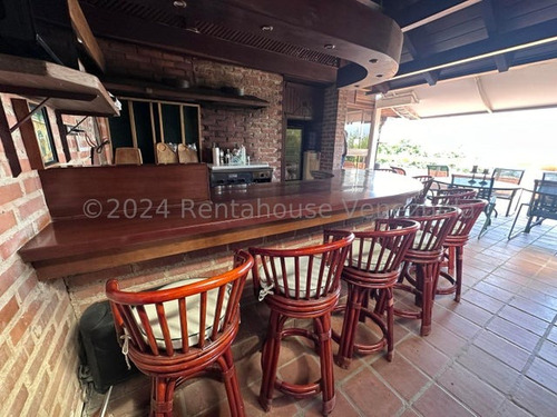 Casa En Venta En Alto Hatillo. Calle Cerrada Con Vigilancia. Negociable