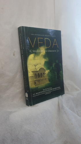 Livro Veda - Segredos Do Oriente - Uma Antologia De Artigos E Ensaios - A C Bhaktivedanta Prabhupada (Usado)