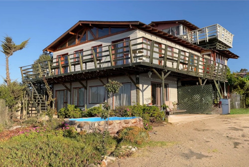 Casa De 3 Pisos Con Vista Al Mar En Frente A Pichidangui