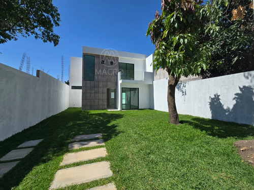 Casa En Venta En Col. Plan De Ayala Con Jardín Apta A Créditos