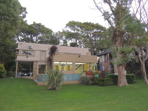 Hermosa Casa Minimalista En El Golf Con Pileta