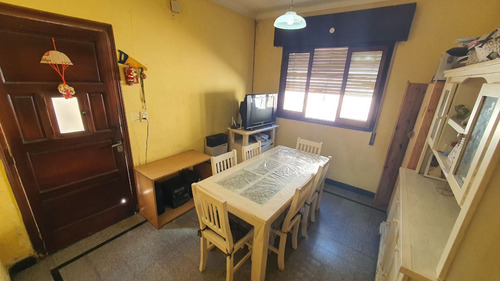 Venta Casa Interna 2 Dorm Y Patio Sobre Avenida