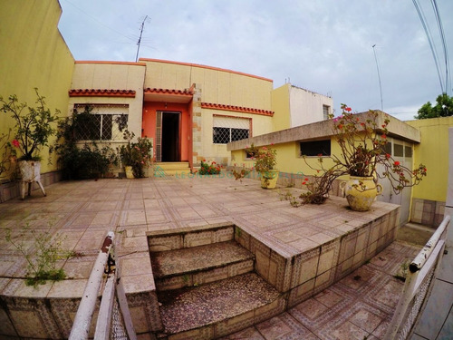 Imagen 1 de 8 de Colonia Del Sacramento - Casa De 2 Dormitorios Céntrico