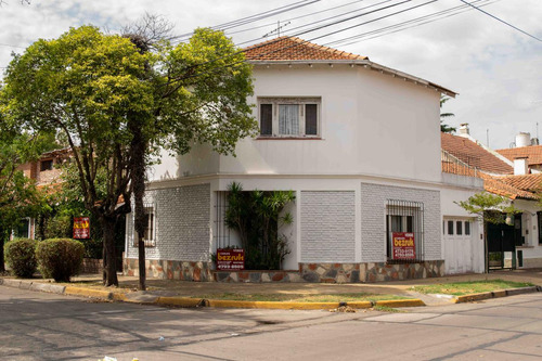 Casa De 3 Ambientes Con Cochera En Venta Martinez