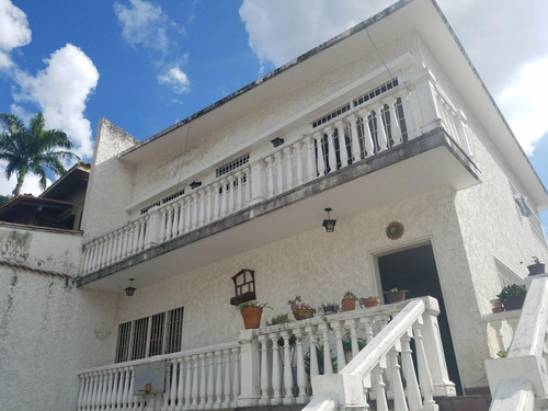 Casa Para Venta En Colinas De Los Chaguaramos 23-16423