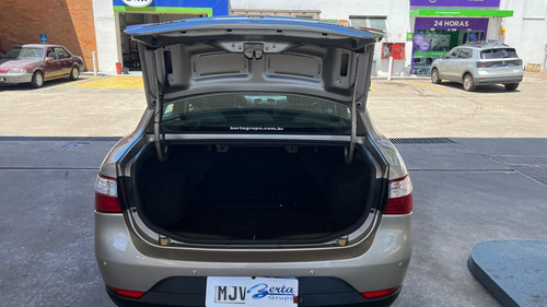 Fiat Grand Siena 1.6 16v Essence Flex Dualogic 4p